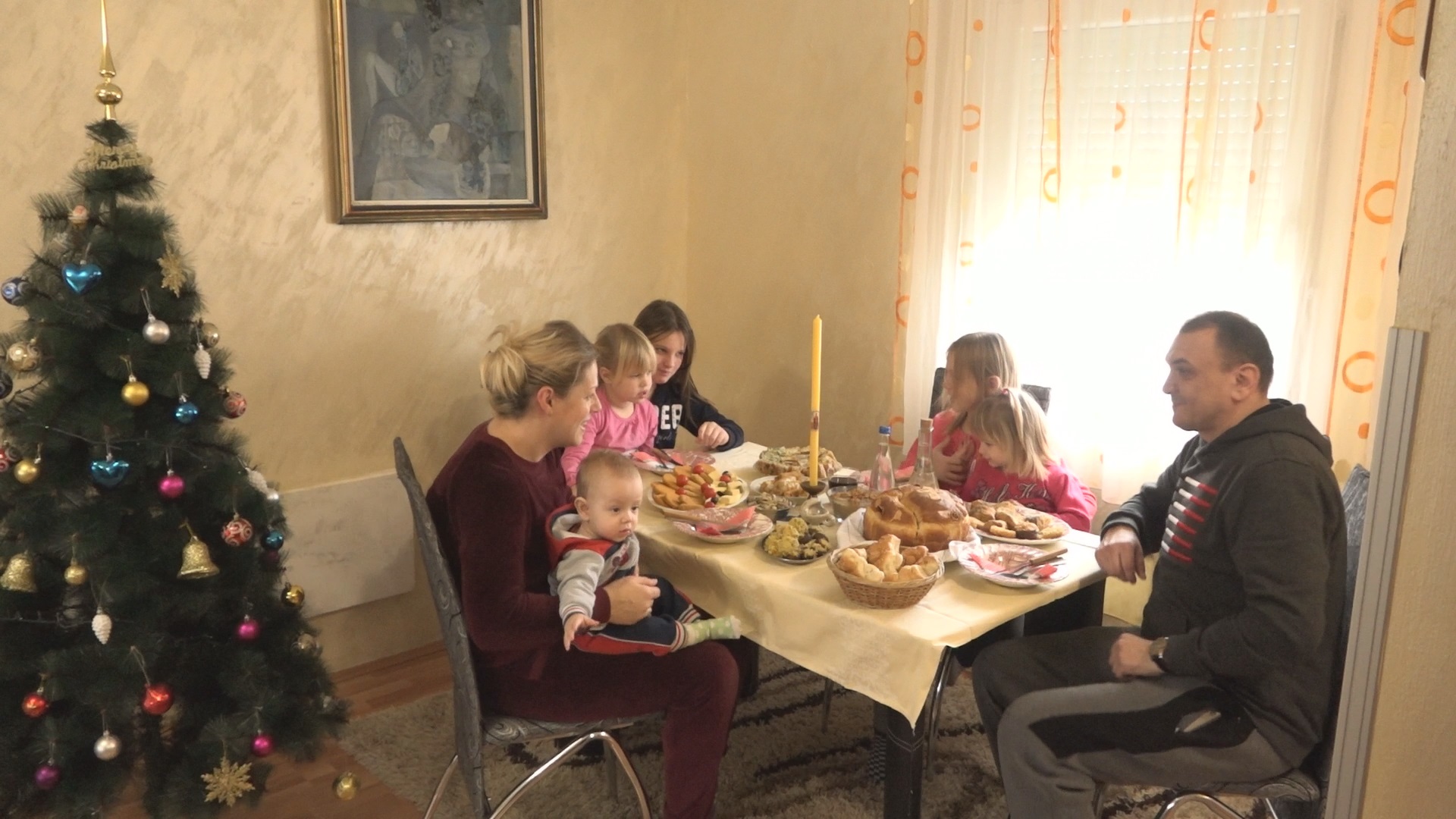 Породица на окупу, колач и свећа код Капларевића, фото: РИНА