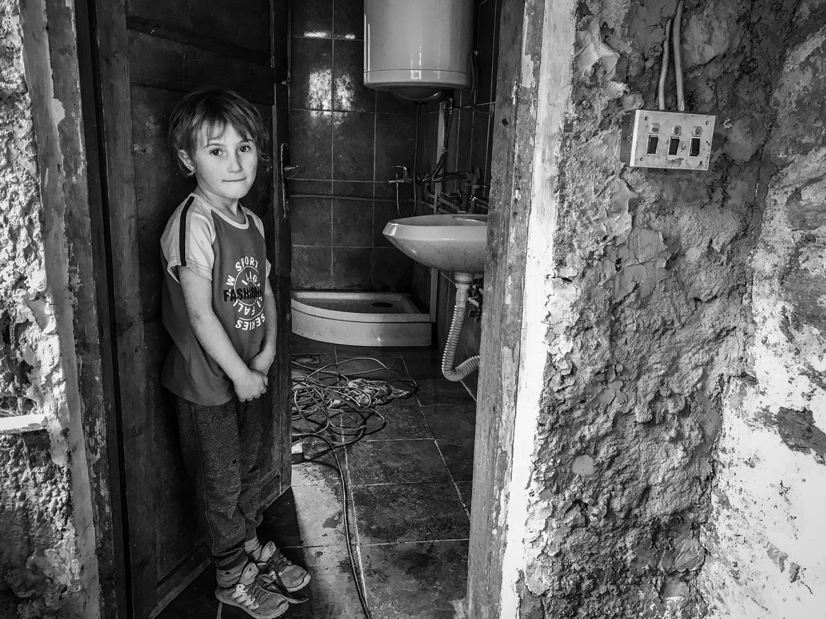 Мала Николина живи у трошној каменој кући, фото: Хуманитарна организација Срби за Србе