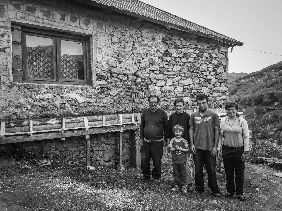 Велика мука породице Јокић у селу које је познато као "мали Јасеновац": Болесна  Николина живи у каменој кући у којој дува са свих страна (ФОТО)