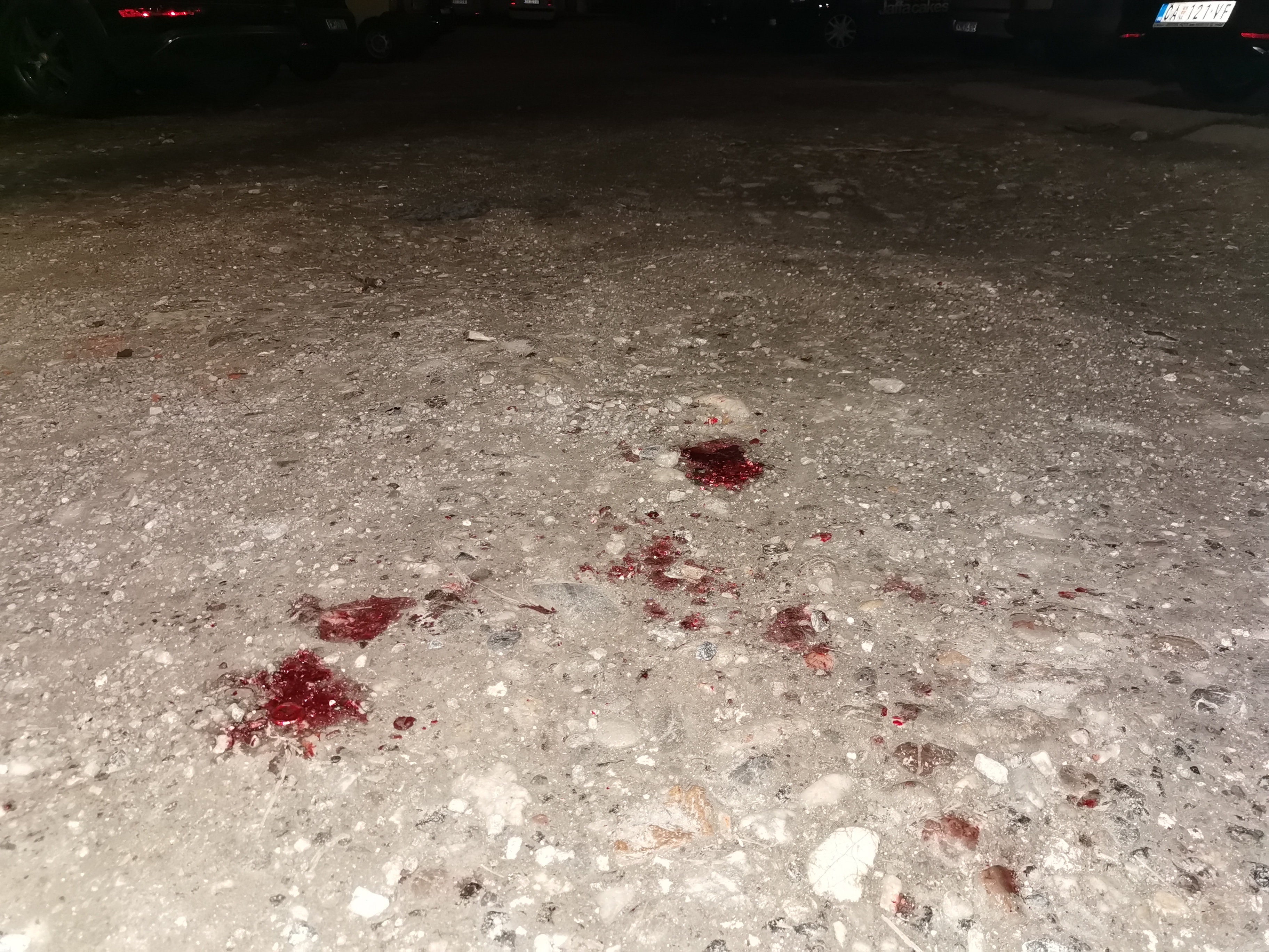 Младић (25) који је синоћ повређен у тучи и даље у тешком стању: Пребачен у Крагујевац, лекари се боре за његов живот 