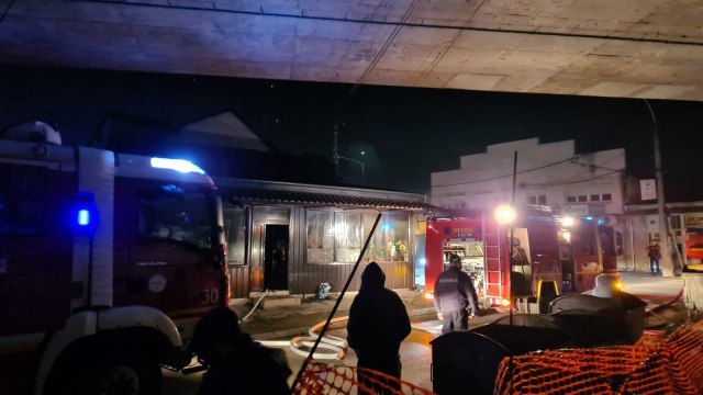 Пожар у Чачку: Горео пословни објекат, два ватрогасна возила стигла на лице места (ФОТО)