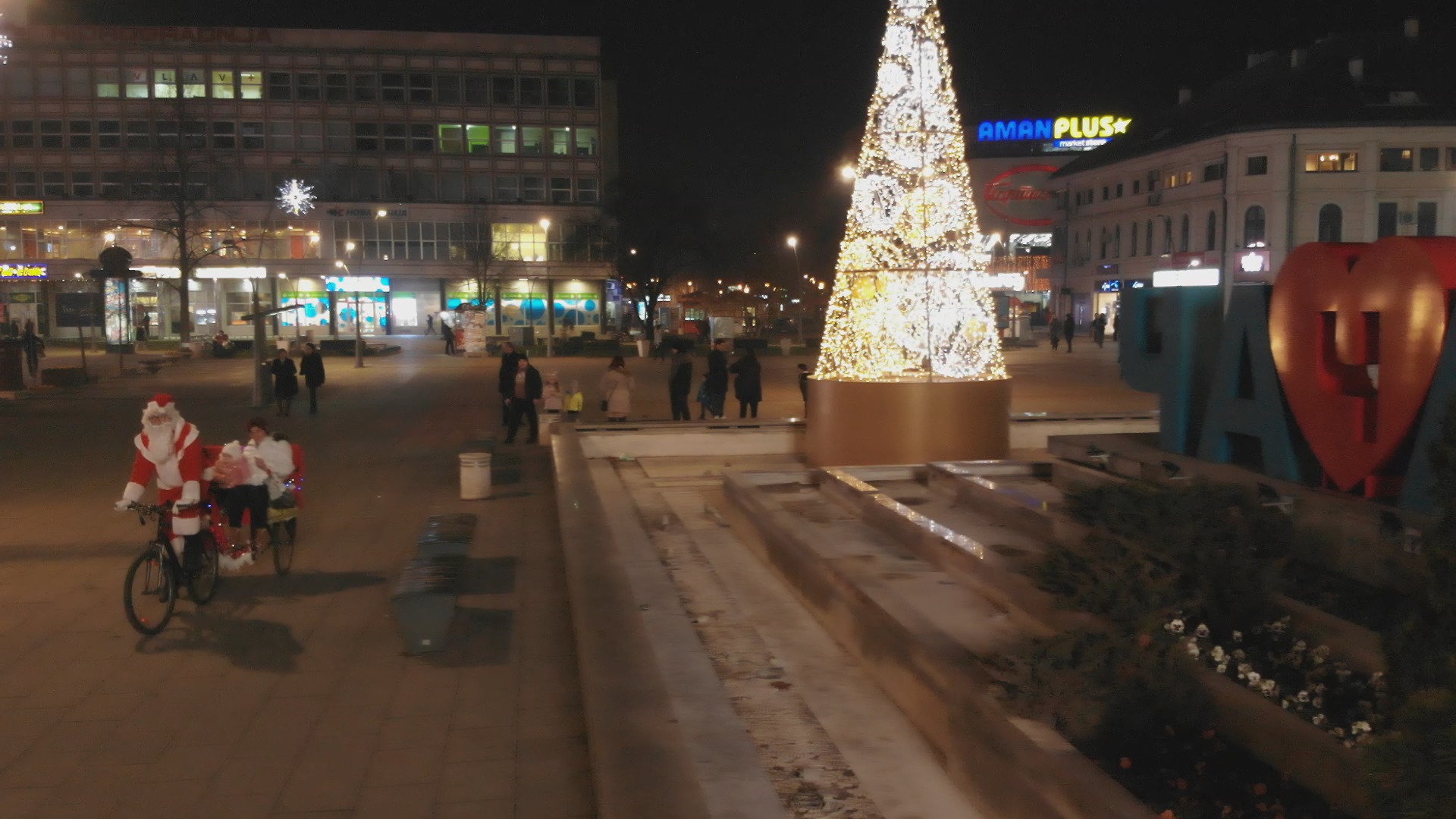 Новогодишње кочије круже чачанксим тргом, фото: РИНА