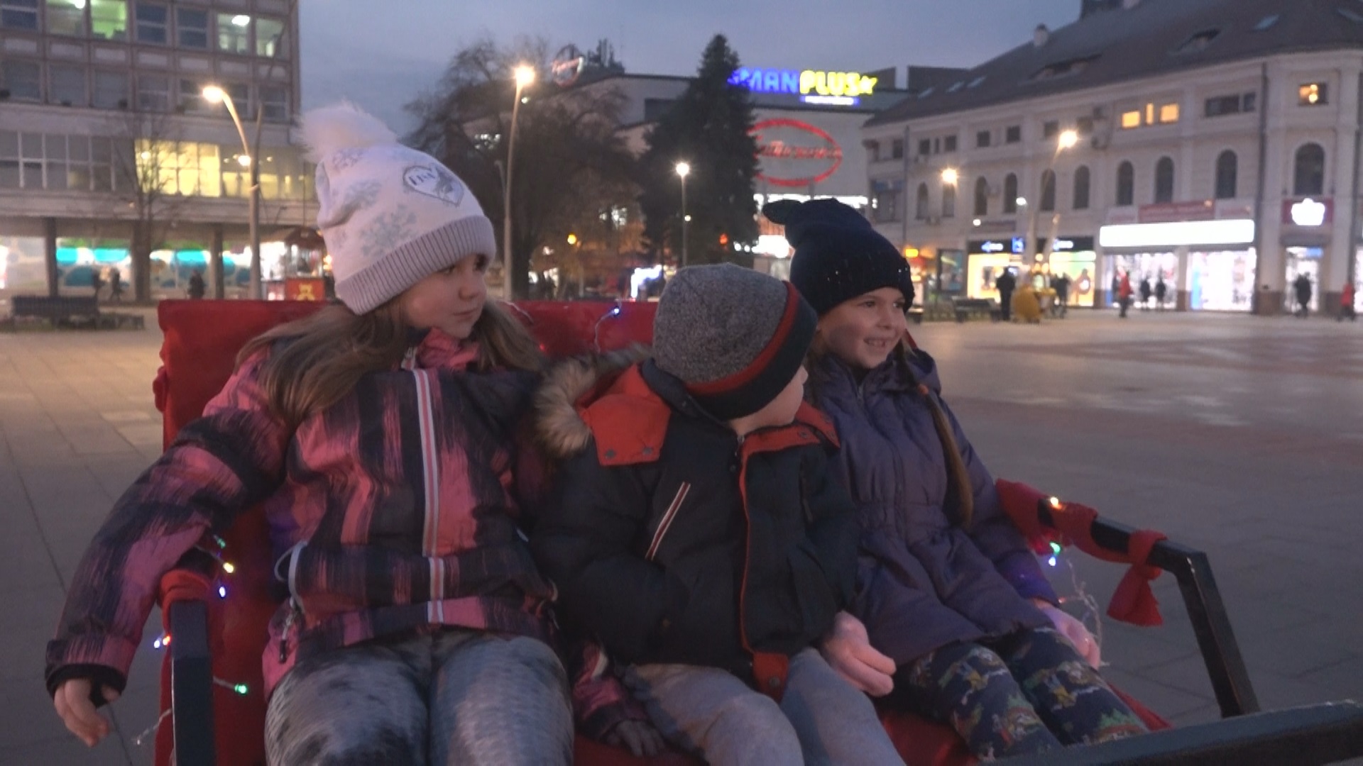 Ово је највеселија зграда у Чачку: На само једном спрату живи преко 20 малишана, а родитељи од ходника направили новогодишњу бајку (ФОТО) (ВИДЕО)