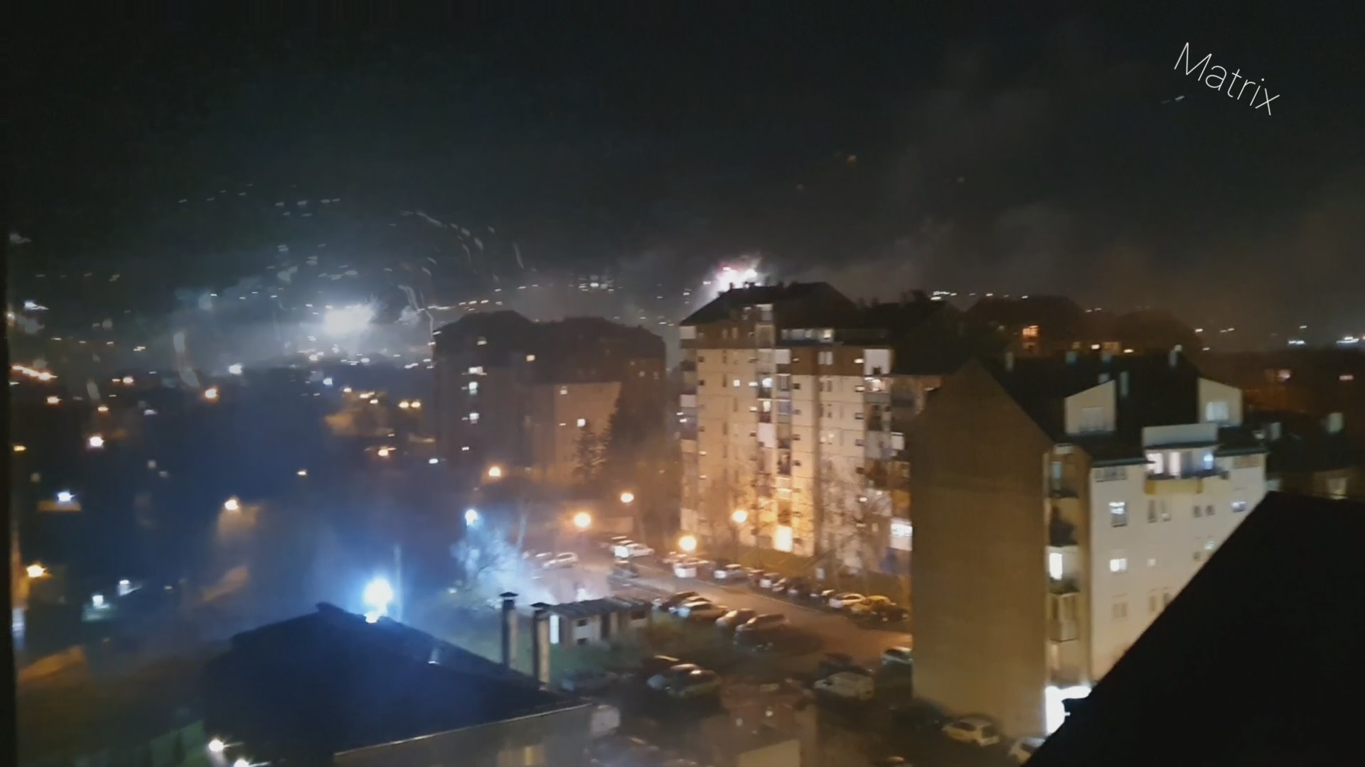 Изостао традиционални дочек, али Чачак је ноћас ипак "горео": На десетине ватромета испаљено у поноћ, а на свет у граду на Морави стигла и прва беба у новој години (ВИДЕО)