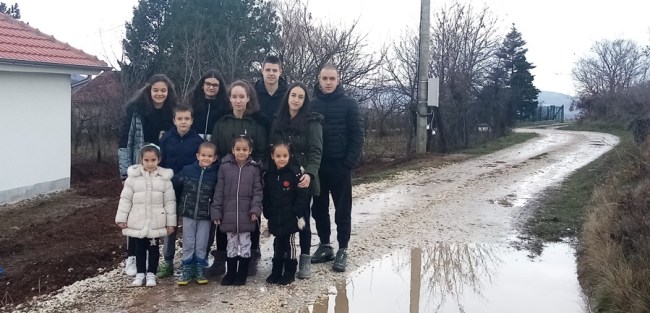У једној улици у селу Липовац живи 14 малишана, фото: РИНА