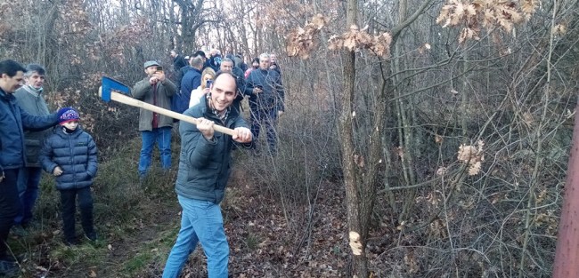 Принц Михаило на Опленцу наставља традицију тамо где су стали његови преци: Раном зором секиром засекао бадњак, неизоставне прангије и шумадијски чај (ФОТО)