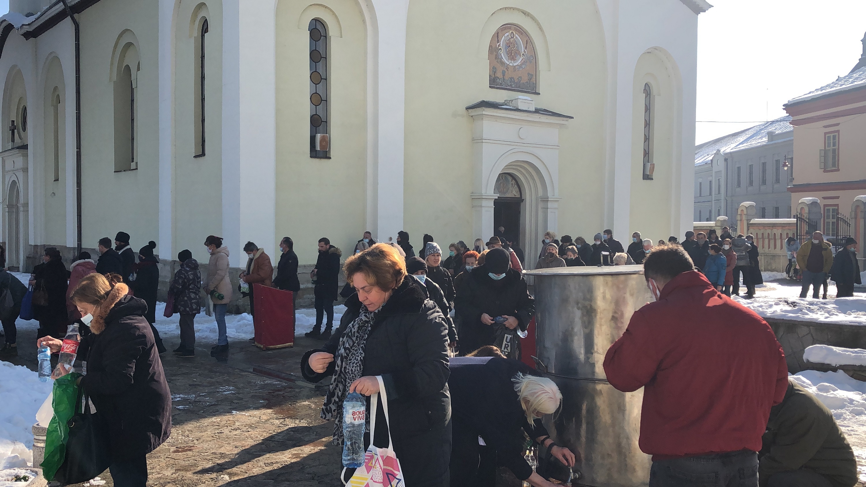 Богојављенска водица има чудотворне моћи: Чува се током целе године и пије у три гутљаја, Чачани у порту цркве дошли да наточе овај лек (ФОТО)(ВИДЕО)