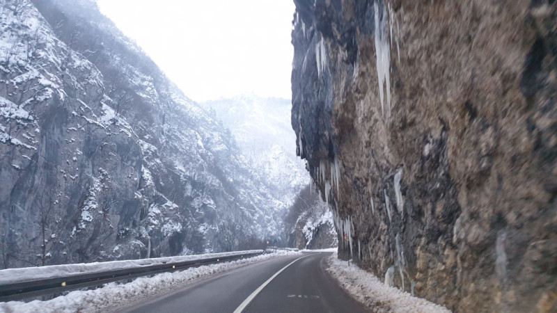 Леденице високе по неколико метара на магистралном путу ка Црној Гори, фото: РИНА