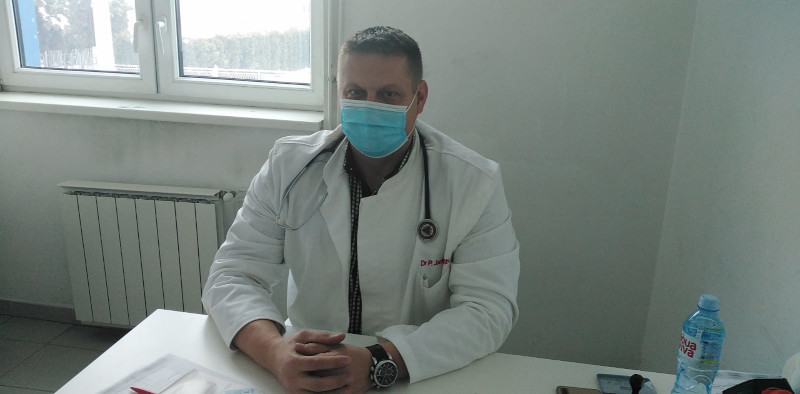 Овако тече први дан масовне вакцинације у Чачку: За кинеску дозу први се одазвали најстарији грађани (ФОТО)