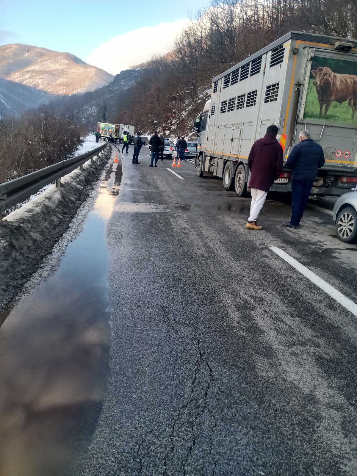 Две саобраћајне незгоде код Нове Вароши: Ватрогасци секли камион да извуку поврeђене, младић пребачен у пријепољску болницу (ФОТО)