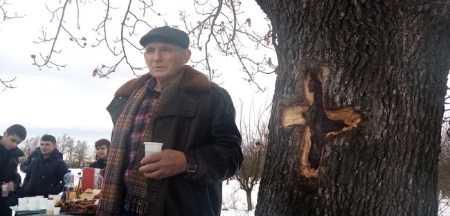 Предраг Марковић већ три године имендан слави поред светог храста, фото: РИНА