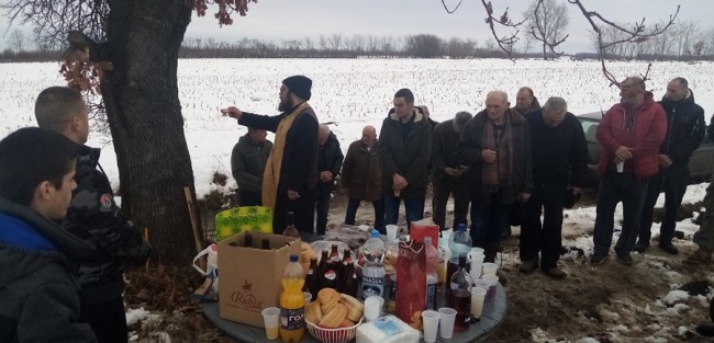 Необична рођенданска прослава у селу код Тополе: Предраг већ три године свој имендан обележава на њиви, уз свешетника и поред светог дрвета (ФОТО)