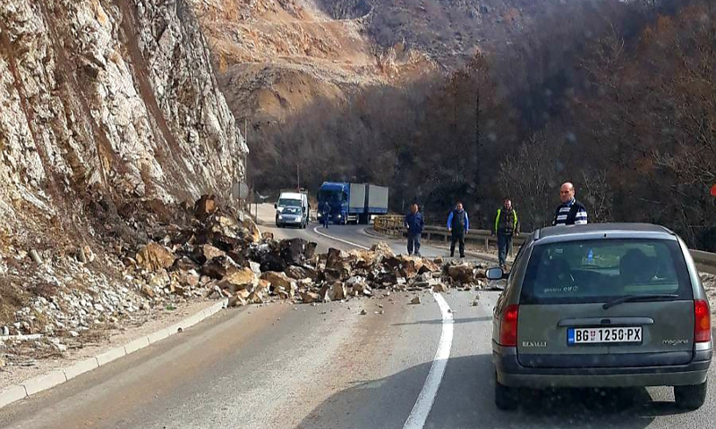 Камење се обрушило и пало на аутомобил код Пријепоља: Високе температуре проузроковале велики одрон на магистралном путу 