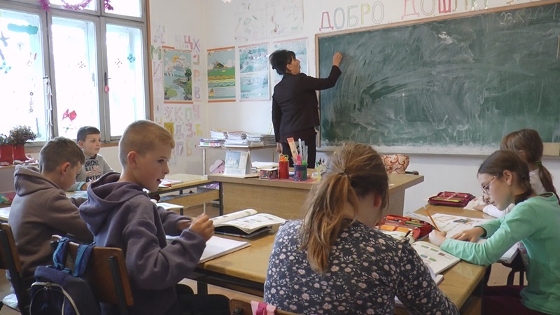 Учитељице на селу су прави хероји и идоли својим ученицима: Ружица свако јутро ложи ватру и ђаке дочекује испред школе (ФОТО)