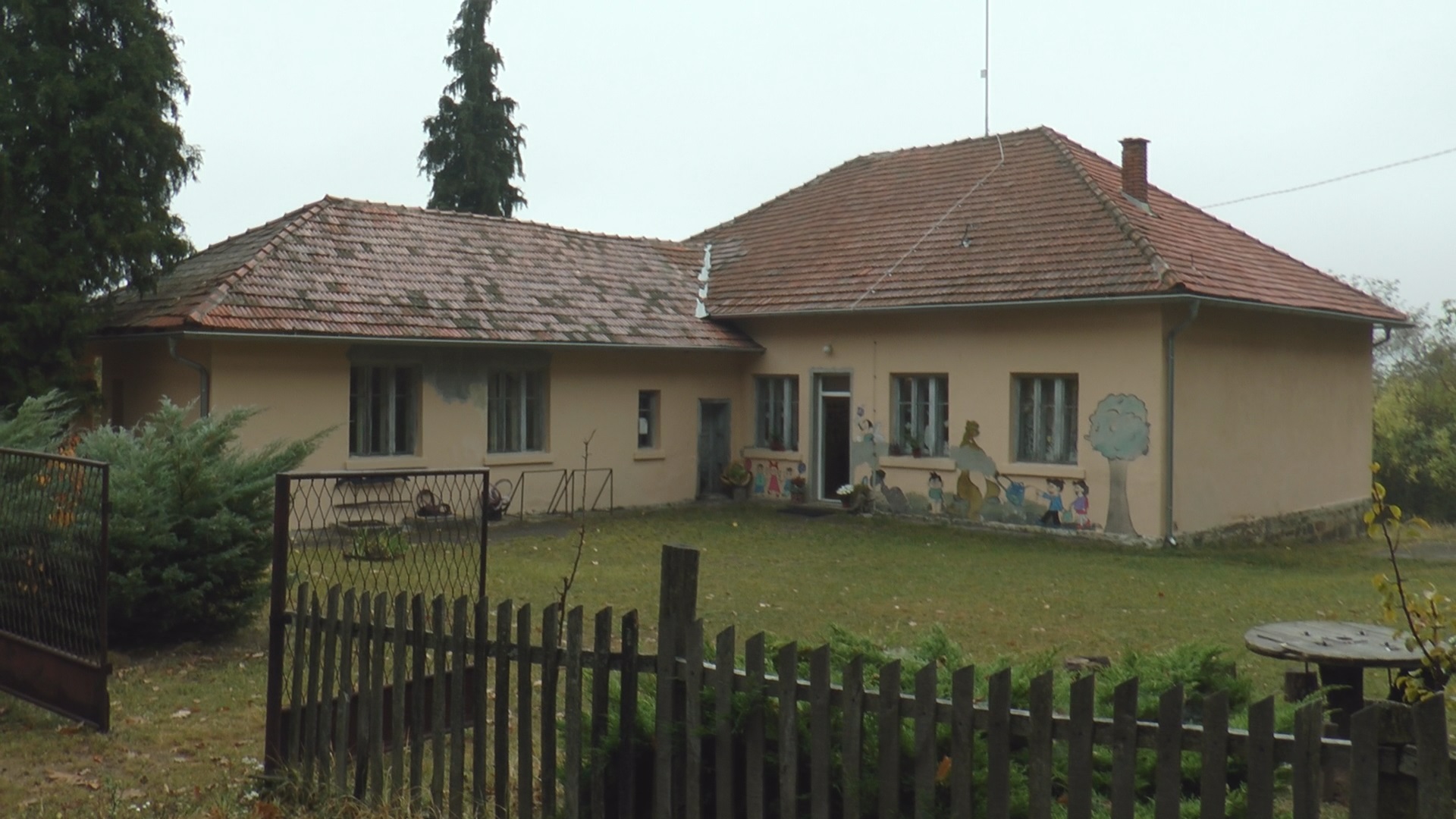 Свако јутро испред школе дочекује ђаке, фото: РИНА