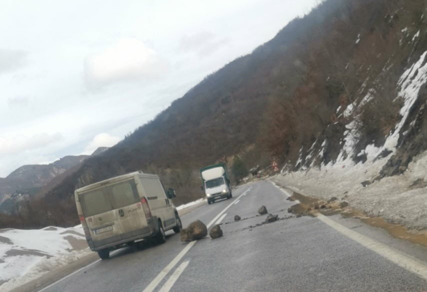 Одрон за одроном на путу од Нове Вароши ка Пријепољу: Сваки дан се обрушава камење и пада на коловоз 