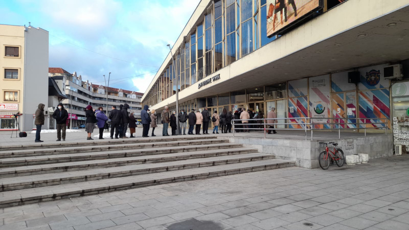 Редови за вакцинацију у Чачку: Од данас имунизација грађана се врши на шест пунктова 