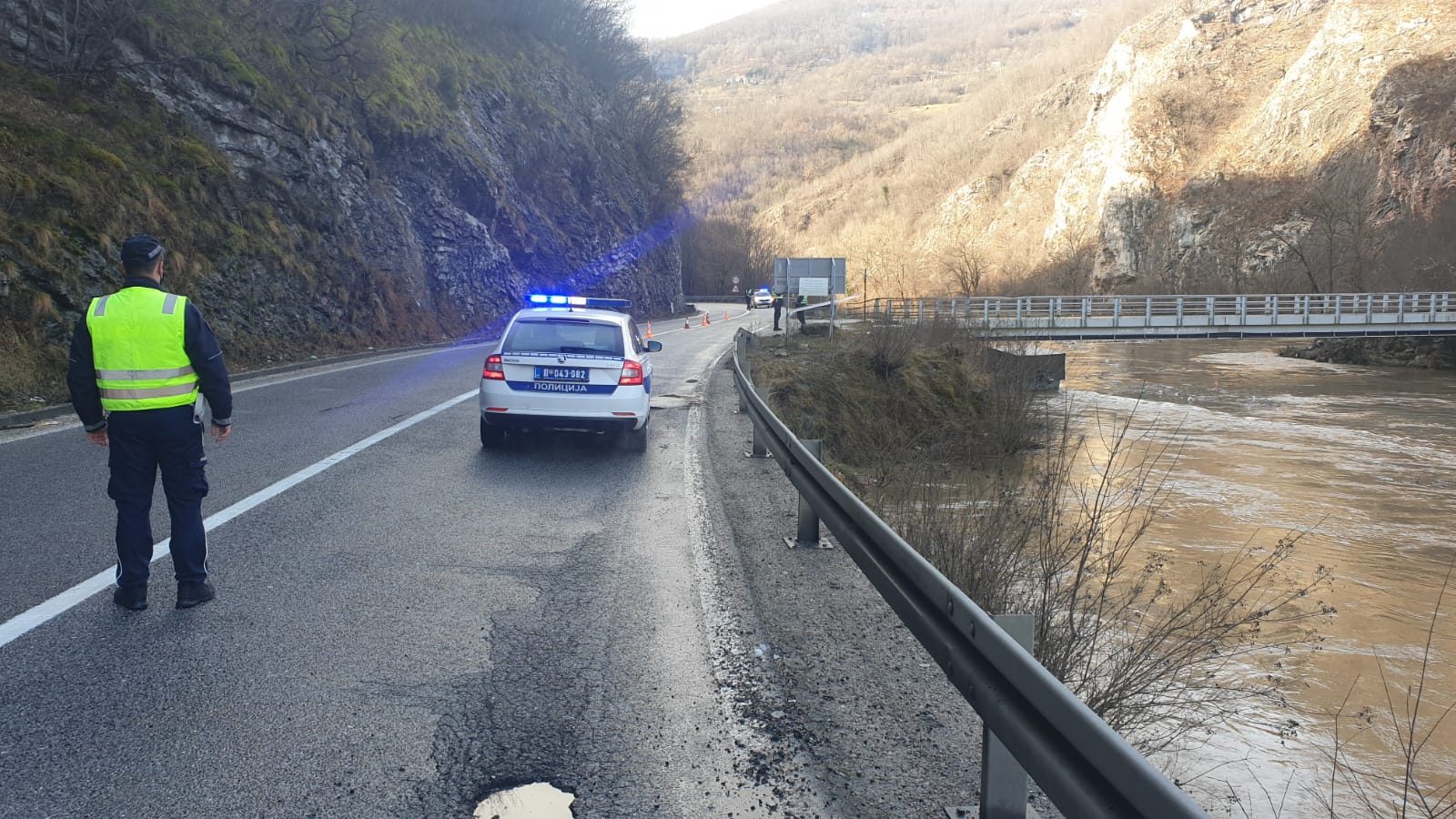 Због наглог топљења снега, водостај Лима је изузетно висок, а вода мутна што би могло отежати потрагу/ Фото: РИНА