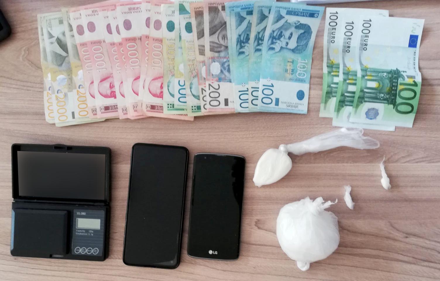 Ухапшен Чачанин због поседовања и продаје дроге: Претресом стана пронађене кесице амфетамина