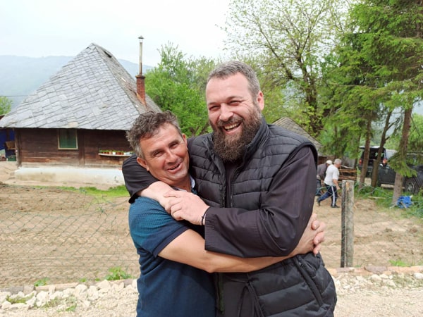 Ово је најхуманија вибер група у Србији: Основао ју је свештеник, а за првих пет година постојања преко мобилне апликације нахранили су се и обукли многи (ФОТО)