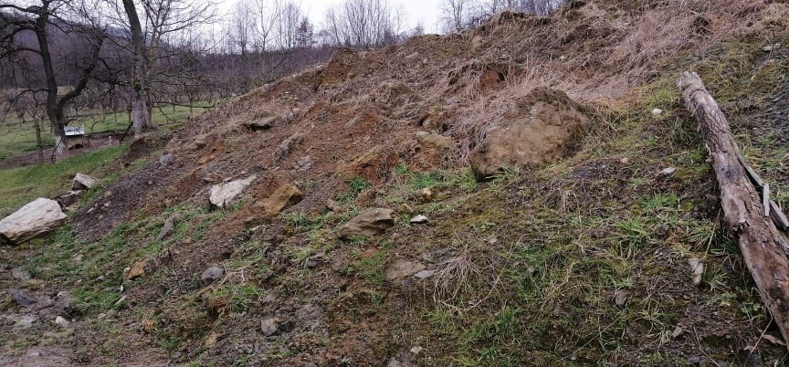 Хаотичне слике стижу из Тополе: Покренуло се клизиште у селу Јарменовци, угрожено неколико кућа, мештани већ данима не спавају мирно (ФОТО) 