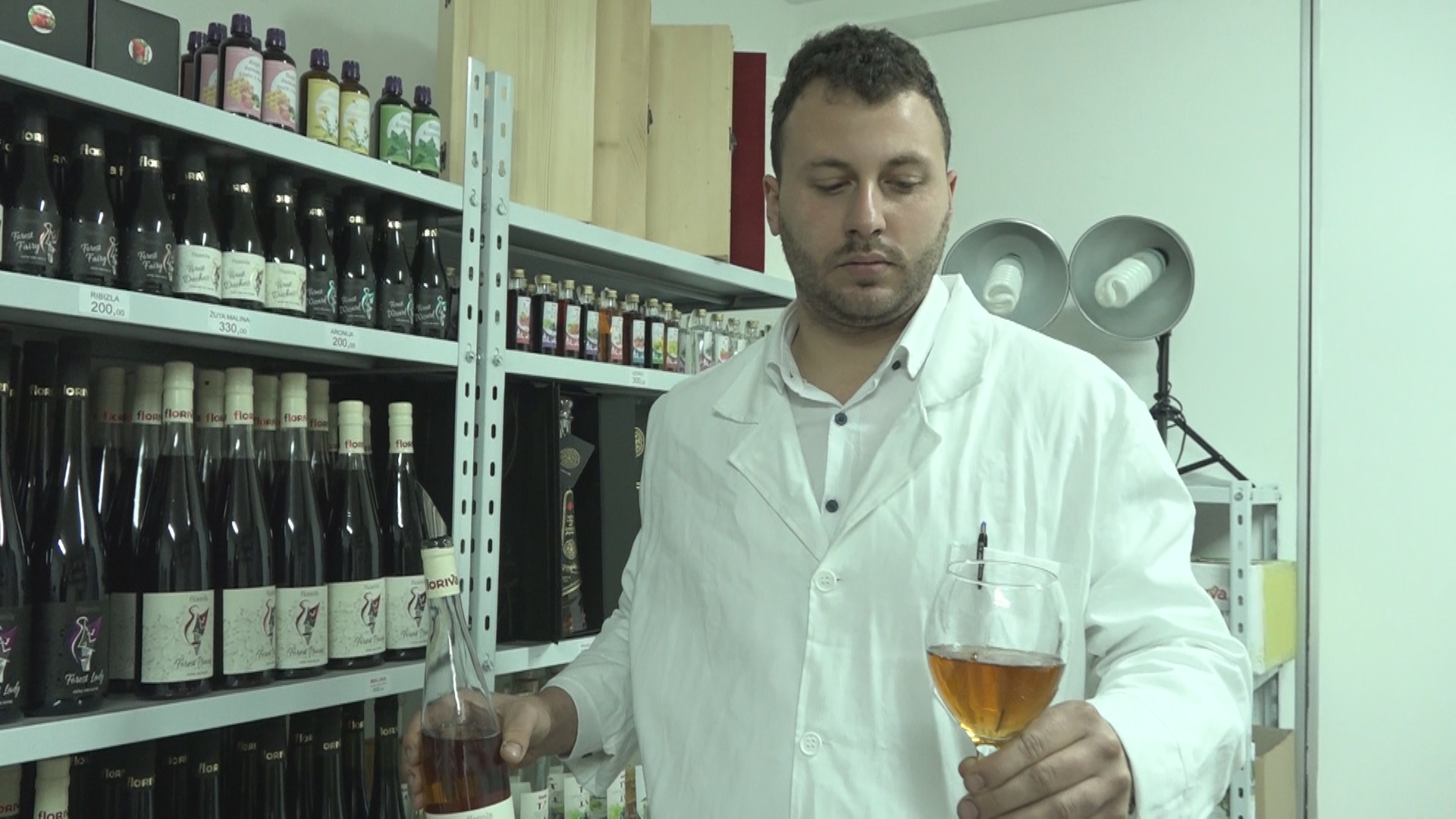 Србија добија свој нови бренд јединствен на тржишту: Воћари из Ивањице почели са производњом вина од жуте малине (ФОТО)