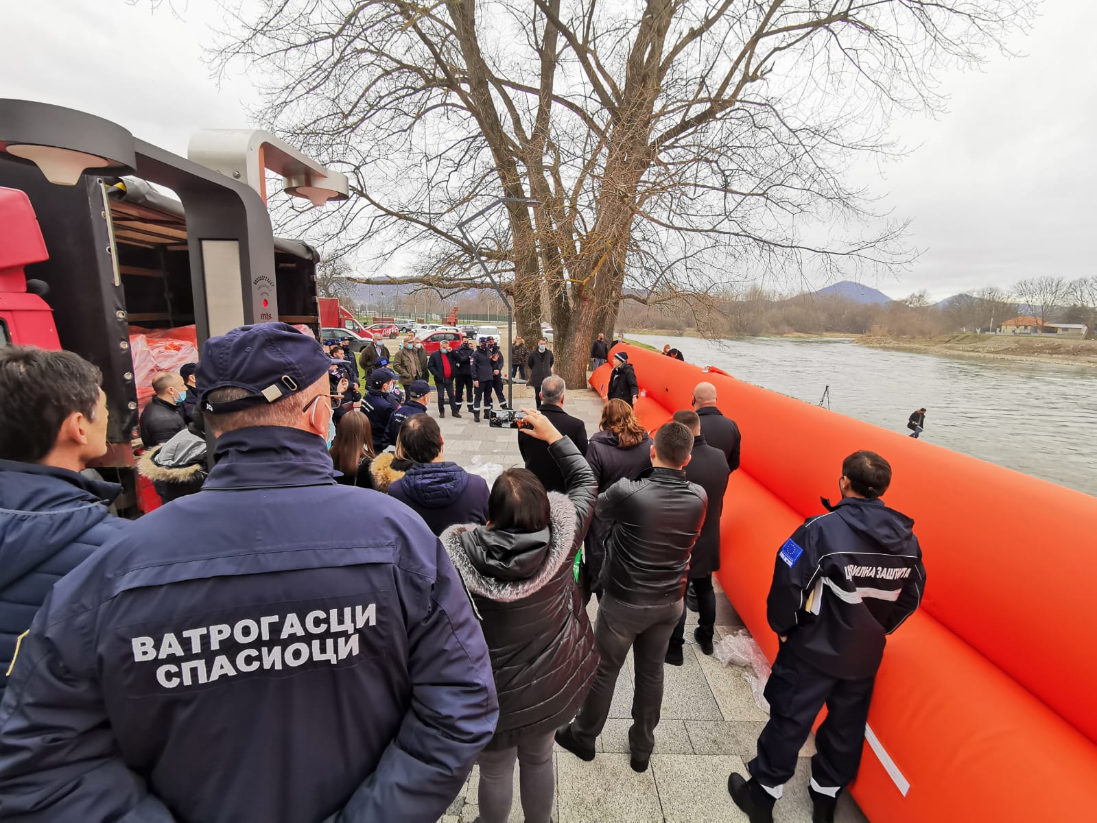 На Градској плажи СЦ „Младост” обављена техничка примопредаја противпоплавних мобилних брана/ Фото: РИНА