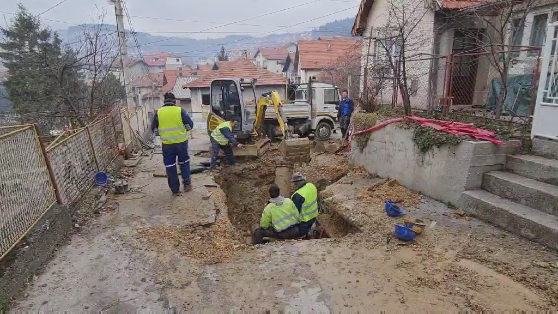 Након синоћне хаварије у Ужицу без воде око 30 кућа: У току санирање квара на азбестној цеви (ВИДЕО)
