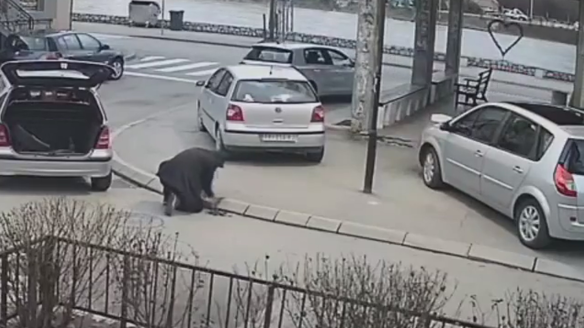 Епилог до сада невиђене крађе у Србији: Мушкарац из Пријепоља вратио ивичњак који је украо, све снимиле камере (ВИДЕО)