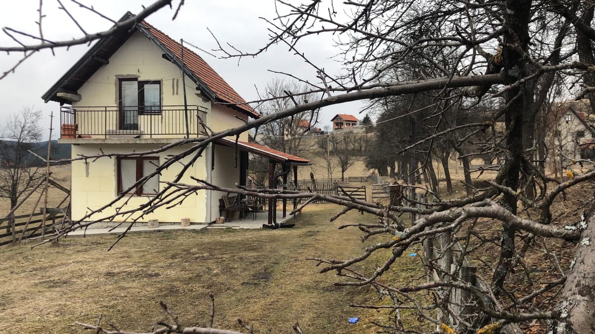 Викендица у којој је страдало двоје малдих, фото: РИНА