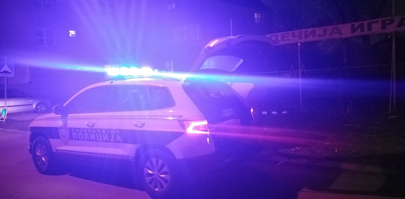 Моториста због пребрзе вожње  изгубио контролу ударио у ограду: Девојка са тешким повредама пребачена у болницу (ФОТО) (ВИДЕО)