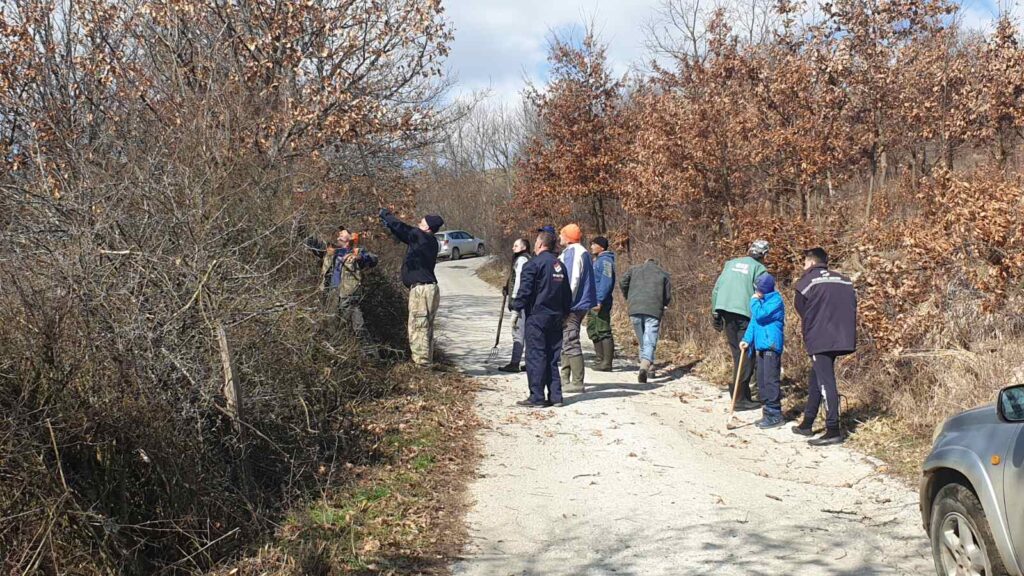 Радна акција за пример многима: Мештани села Расно код Пријепоља сами чисте сеоски пут, моба код ових људи не излази из моде (ФОТО)