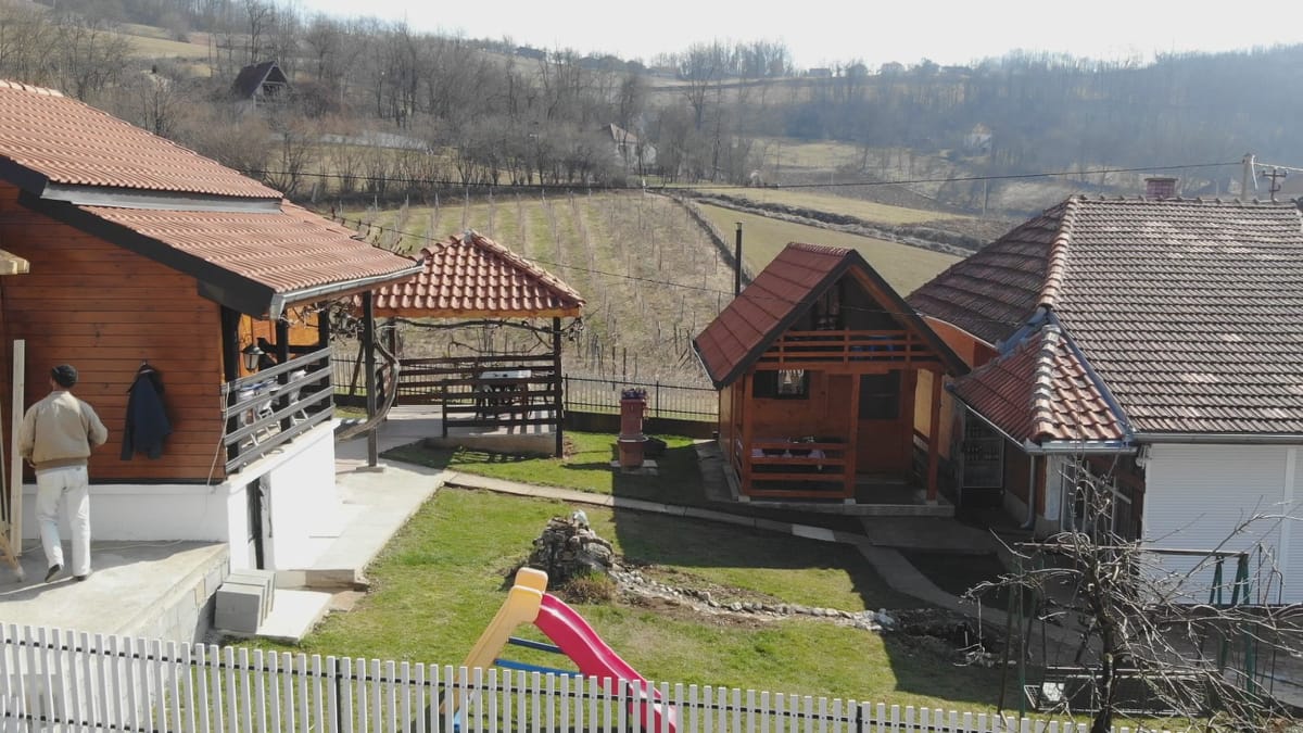 Сеоски туризам новог доба: Гости уместо да одмарају активно учествују у брању малина, мужи крава и производњи сира, домаћини то називају – сеоска теретана (ФОТО)