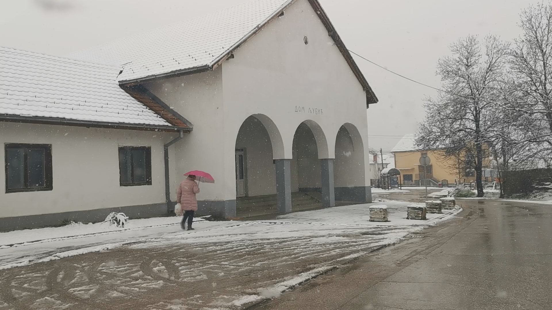 Снег који пада је тежак и влажан и то отежава ситуацију/ Фото: РИНА