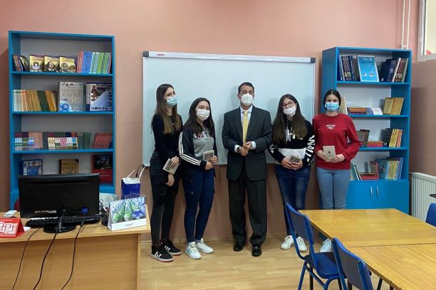 Донација стигла из Чикага за основце у Тополи: Обезбеђене школске лектире за децу од првог до осмог разреда