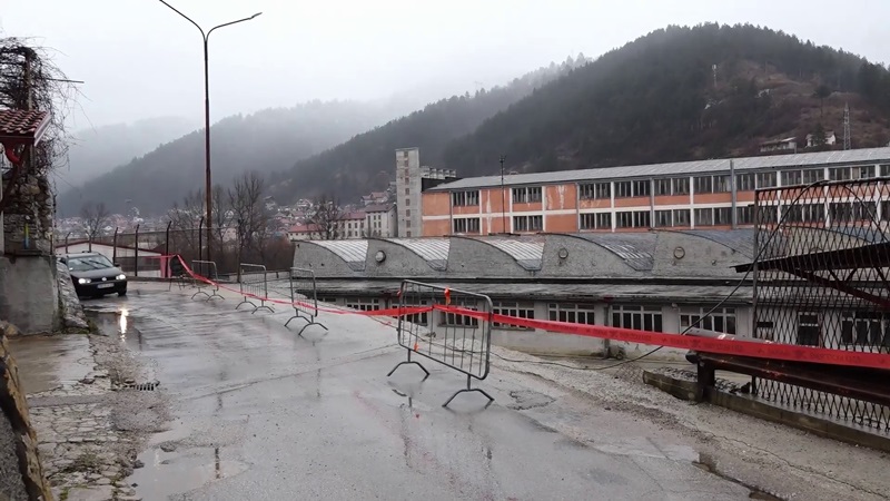 Колапс на саобрћајници која води до Опште болнице, фото: РИНА, Драган Љељен