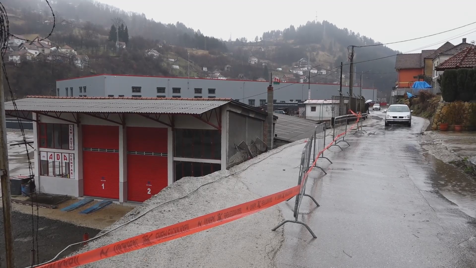 У Прибоју дошло до одрона: Колапс на саобрћајници која води до Опште болнице која је сад у ковид систему и Дома здравља 