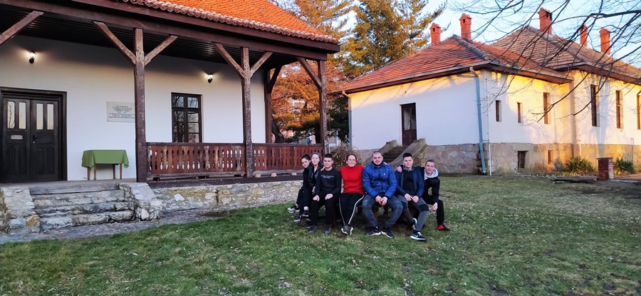Сложни мештани јачи од вандала: У Овсишту сређивали оскрнављену родну кућу Радоја Домановића (ФОТО)