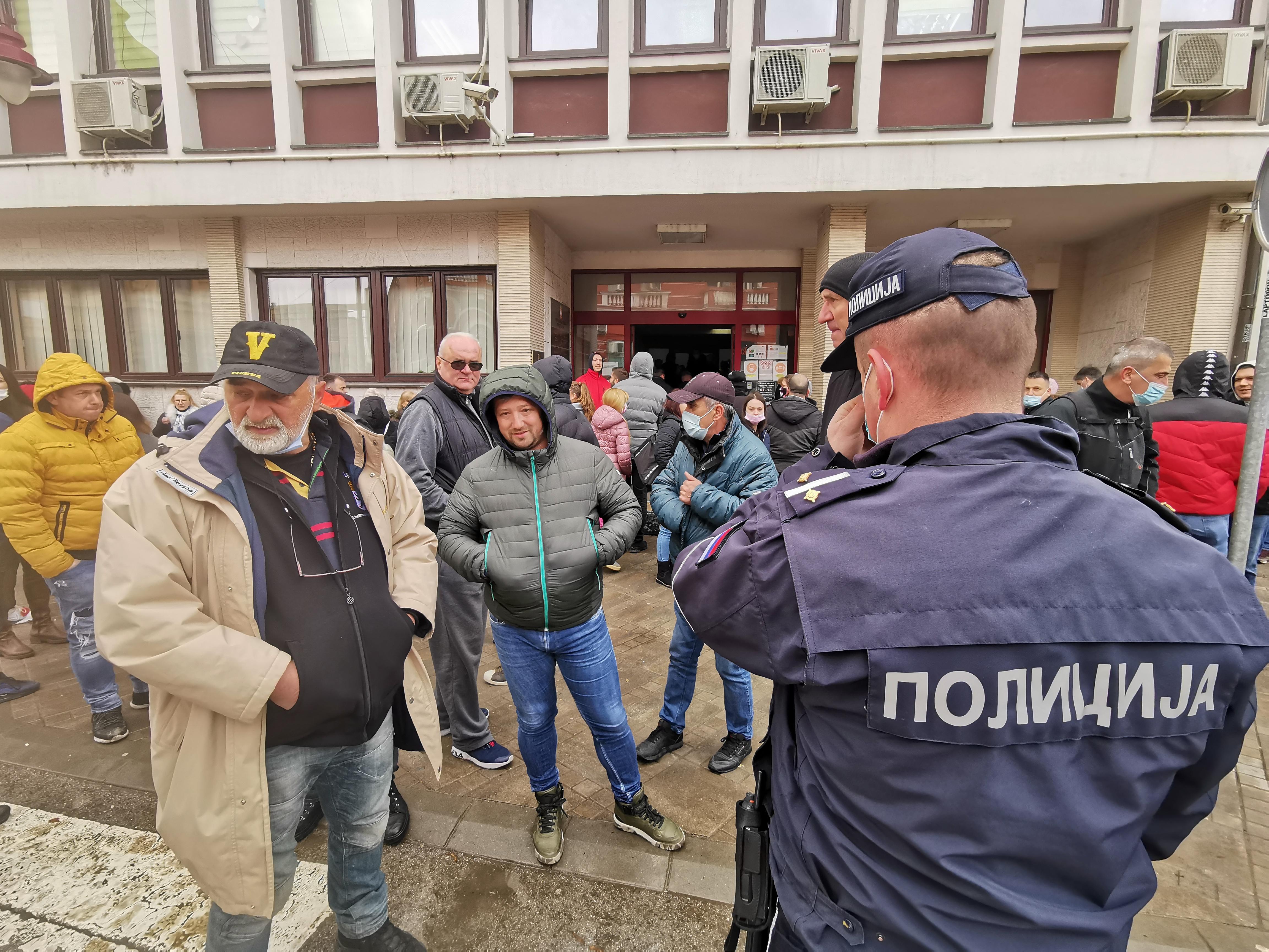 Незадовљни приватници окупили се испред зграде Градске управе у Чачку, фото: РИНА