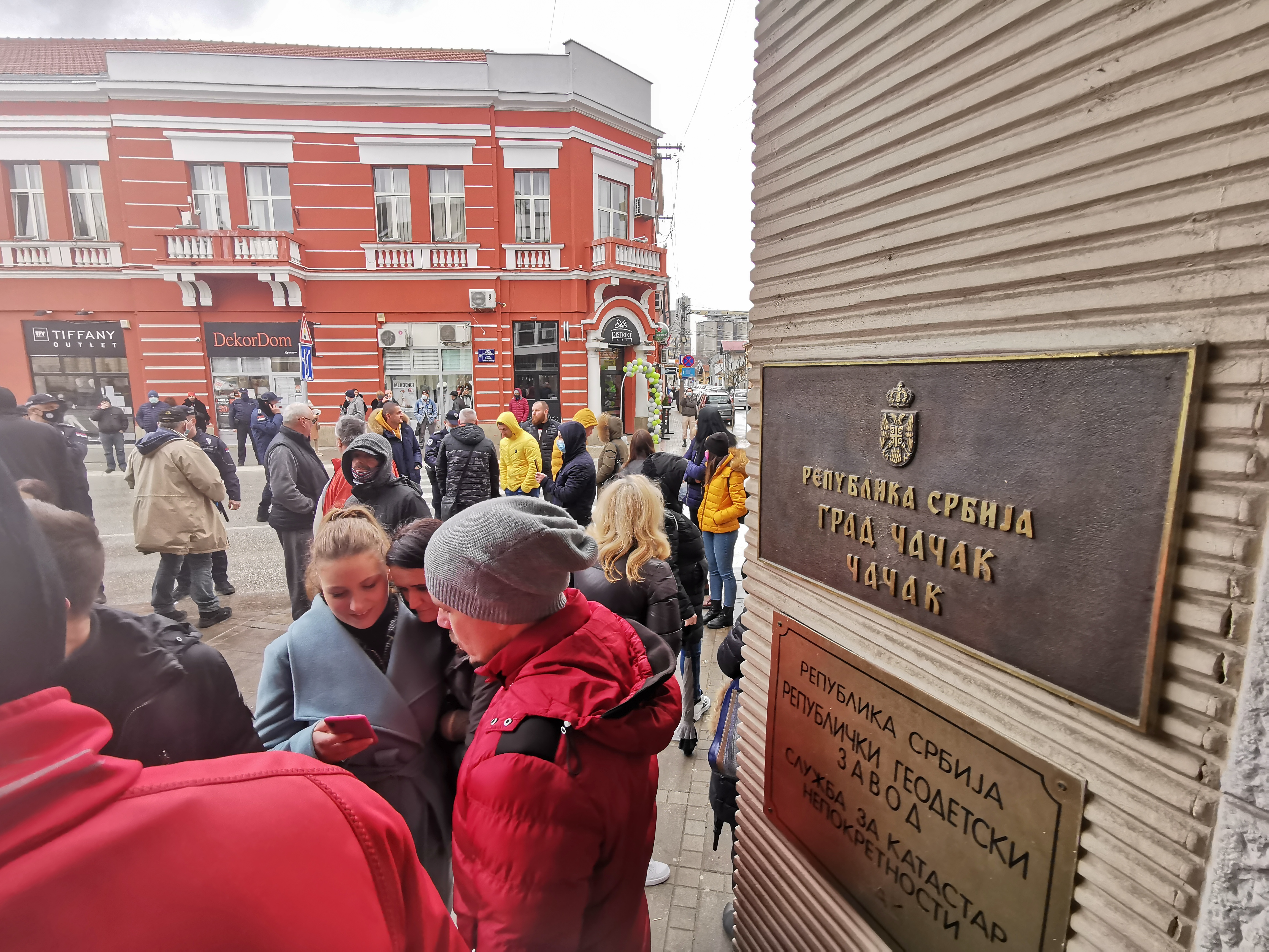 Протест у центру Чачка због нових епидемијских мера, на лицу места и полиција: Незадовљни власници затворених објеката поручују да је „превршила дара меру“, трпе велике финансијске губитке већ месецима (ФОТО)(ВИДЕО) 