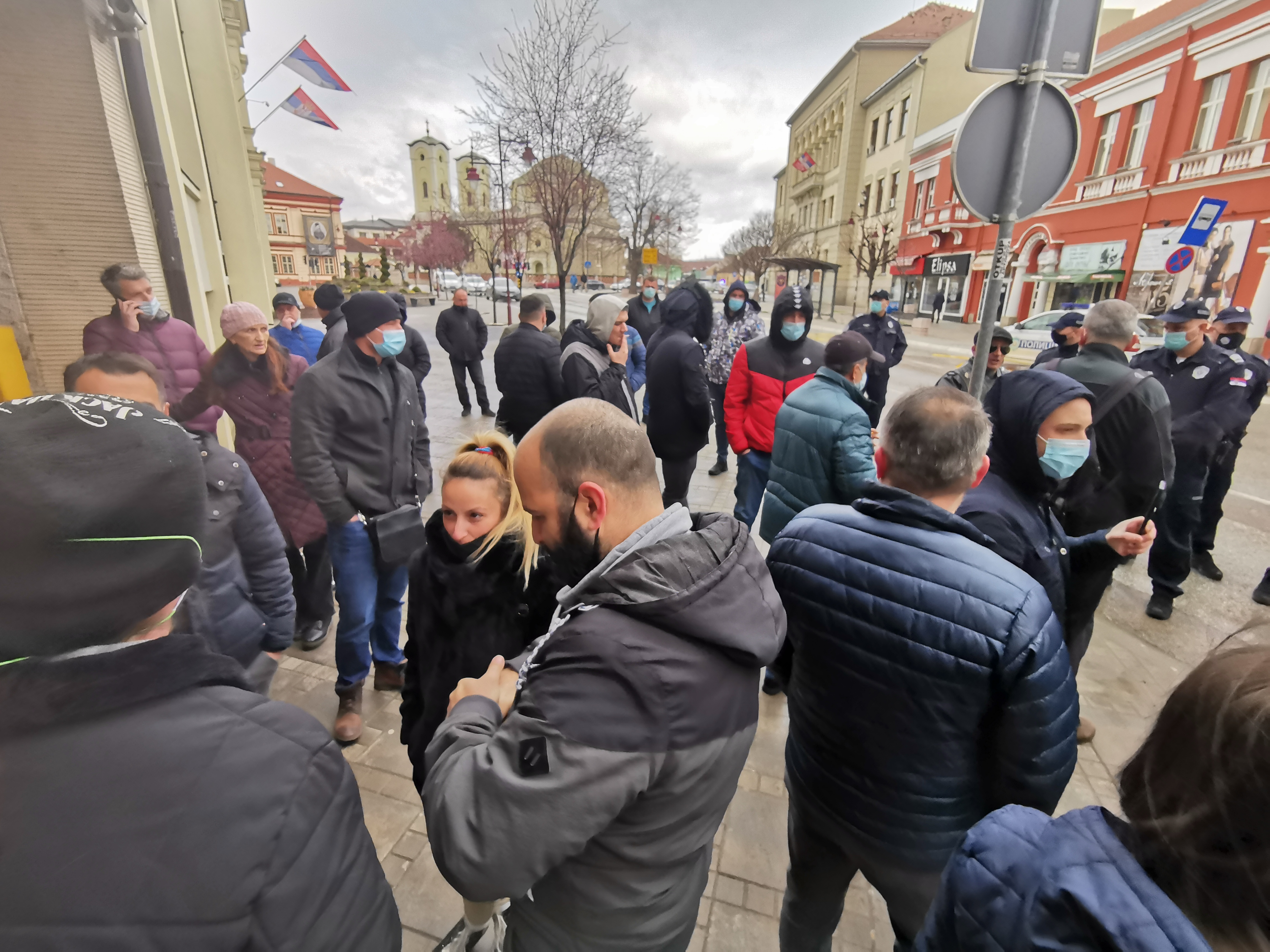 Кафићи у Чачку ипак нису отворени у подне: Угоститељи разговарали са представницима локалне власти, пронашли алтернативно решење 
