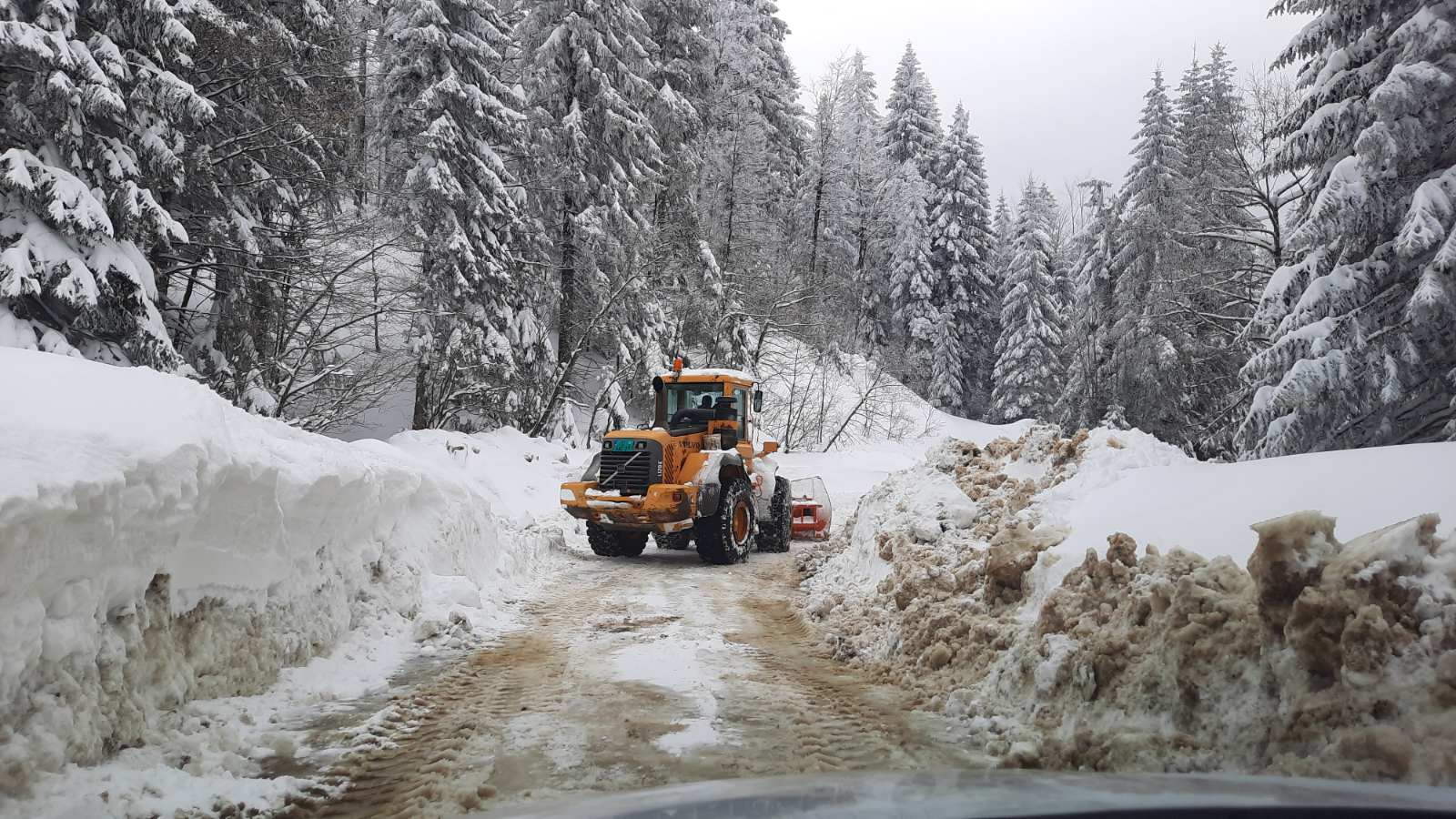 После три дана коначно престало да пада на Голији: Снега остало „за извоз“, не може се отопити до Ђурђевдана, поједини путни правци и поред тешке механизације и даље завејани (ФОТО) (ВИДЕО)