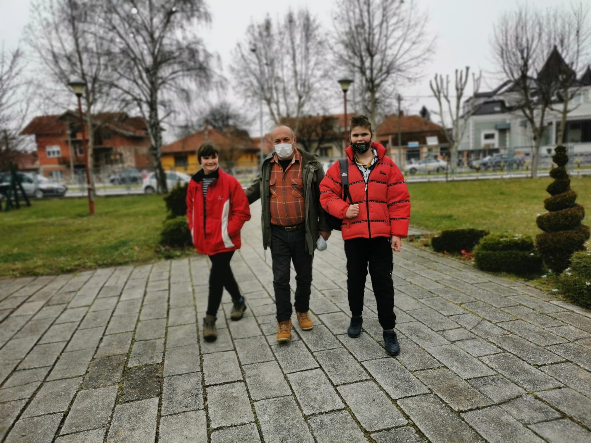 Ово је омиљени возач таксија у селима подно Јелице: Дејан свакодневно превози децу са инвалидитетом до образовних установа, у његовом возилу има највише подршке и љубави (ФОТО)
