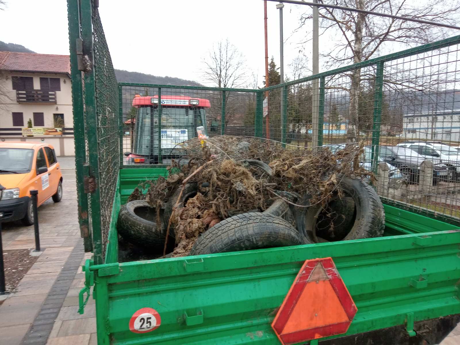 Мештани и запослени у ЈКП заједничким снагама очистили реку, фото: ЈКП "12. септембар"