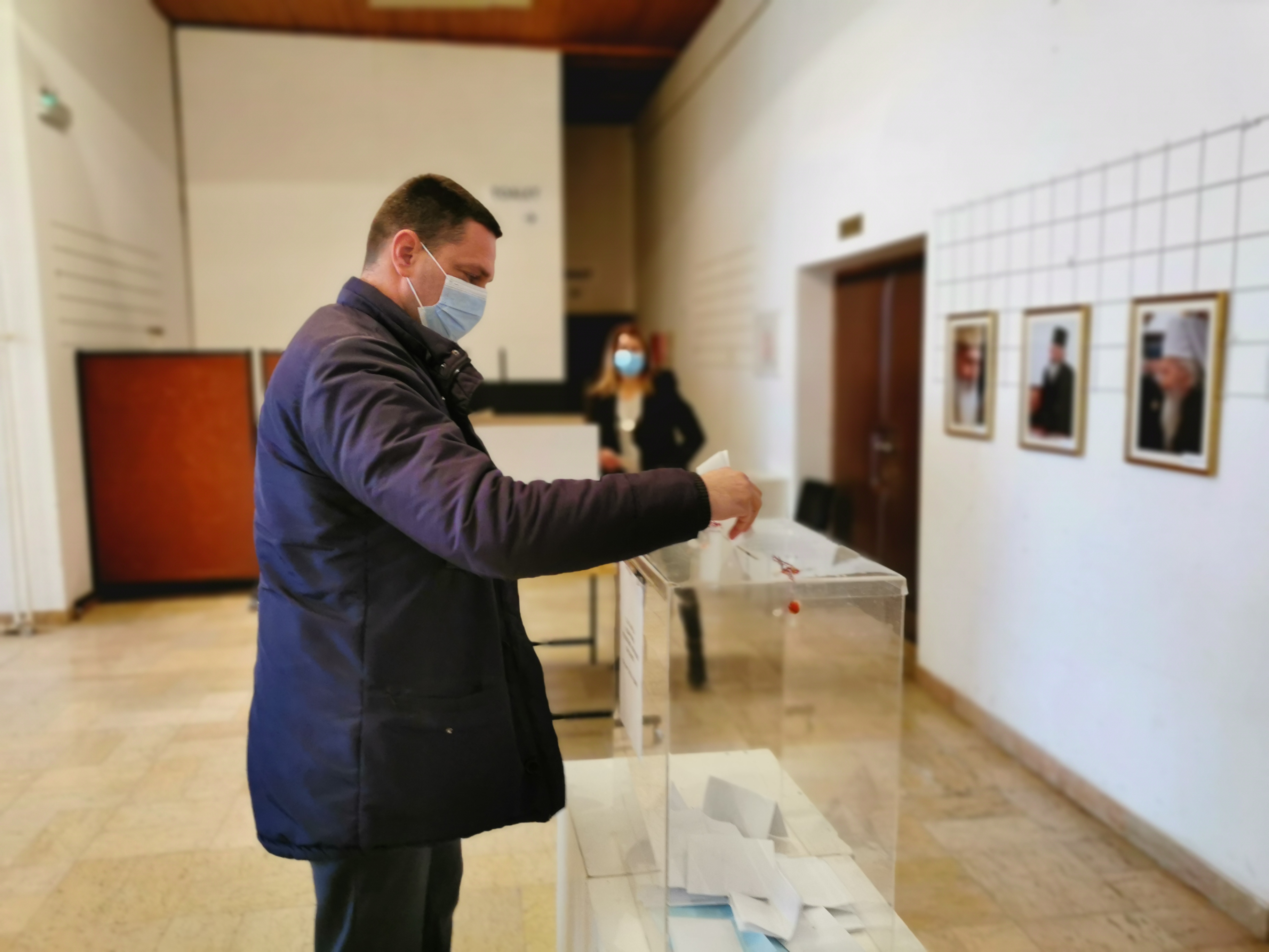 Почела изборна трка у Косјерићу: Право гласа има 9.332 бирача на 29 бирачких места, грађани бирају између пет изборних листа (ФОТО) (ВИДЕО)