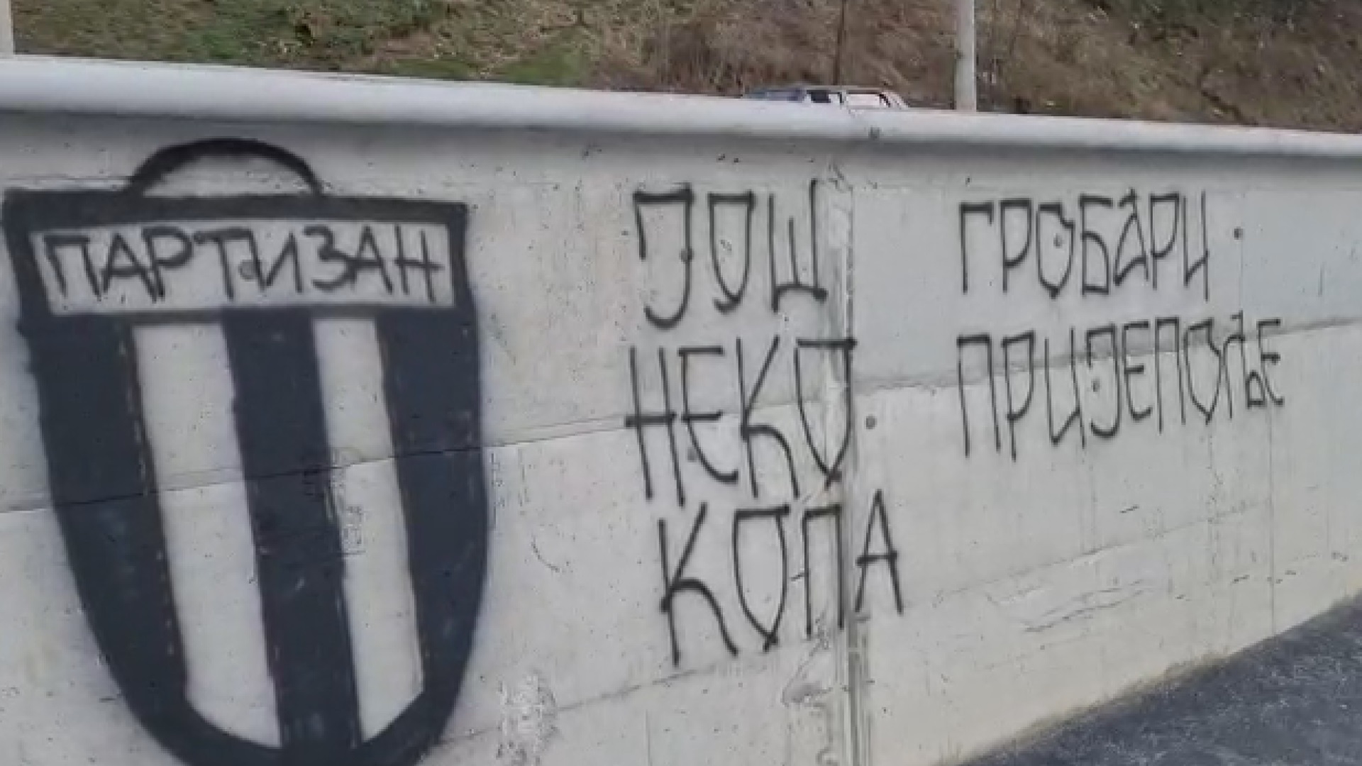 Шокирани становници Пријепоља: На бедему поред реке Лим освануле поруке подршке за Вељу Невољу (ФОТО)
