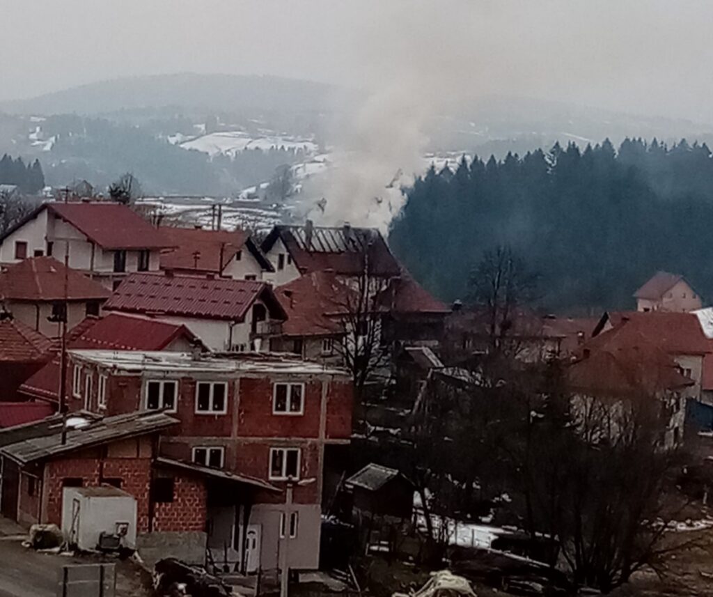  Пожар у нововарошком насељу Шанац: Горео кров на породичној кући  