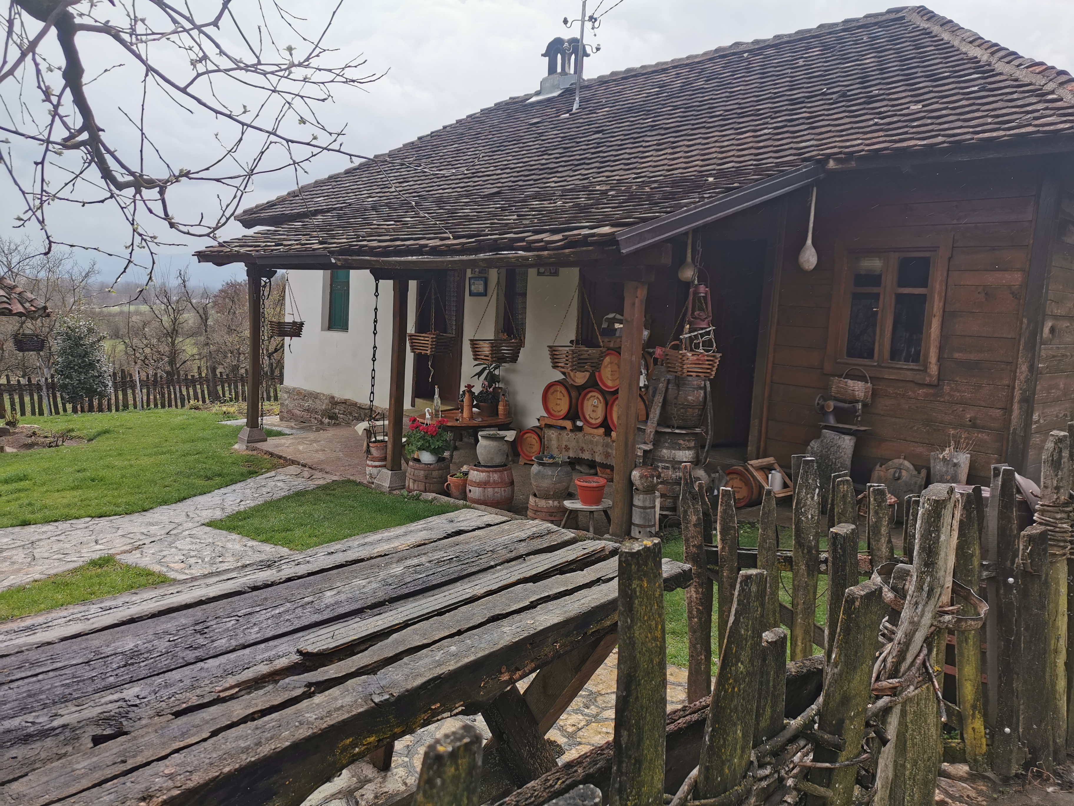Цане из Чачка открива зашто је српска шљивовица боља од вискија: Овај домаћин међу првима отворио музеј ракије, а у њему се налази и препеченица из Другог светског рата (ФОТО) 