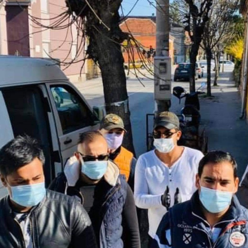 Млади Роми из Чачка померају границе: Ово je Џипси тим који помаже угроженима у доба епидемије, једној породици која је живела у шупи изградили кућу (ФОТО)