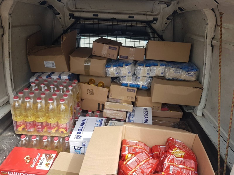 Током епидемије пакете помоћи деле угроженим породицама, фото: РИНА